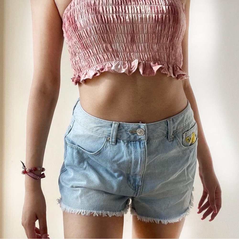 Light Wash Denim Shorts – Yellow Flower Embroidery – Frayed Hem